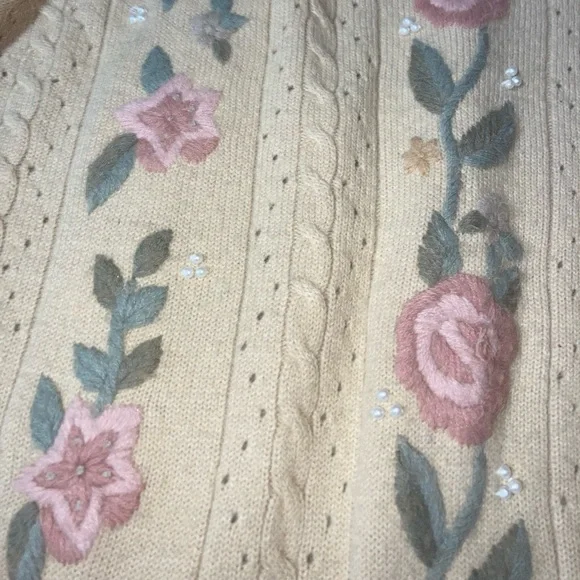 Vintage Floral Sweater - Picture 4 of 10